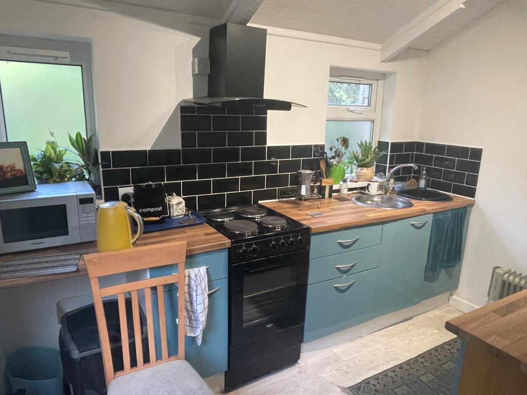 Lot: 112 - FREEHOLD RESIDENTIAL INVESTMENT - Flat Two Kitchen